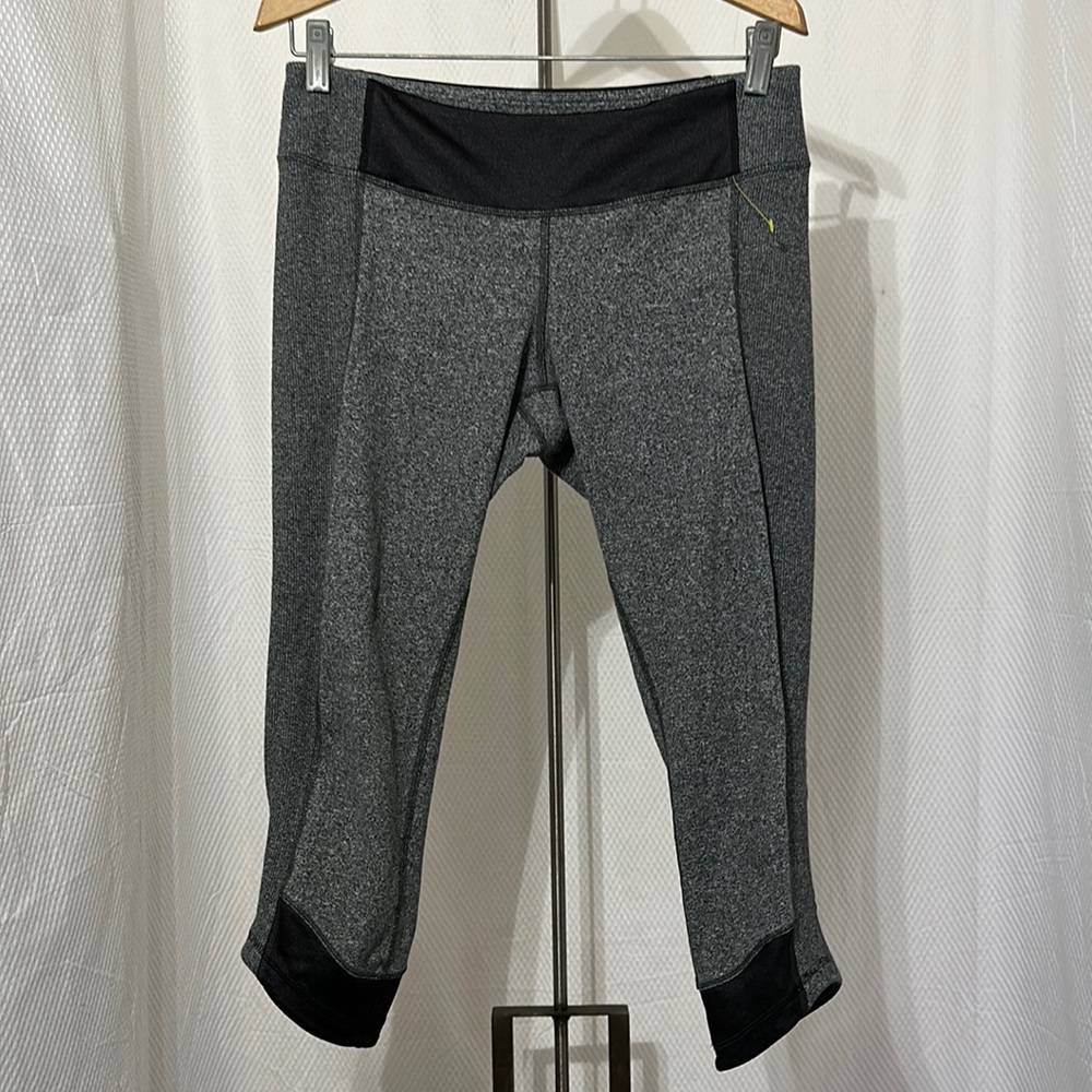 Lululemon crop leggings with 8” rise SZ 8
